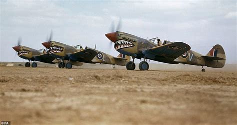 İ­k­i­n­c­i­ ­D­ü­n­y­a­ ­S­a­v­a­ş­ı­n­d­a­k­i­ ­S­a­v­a­ş­ ­U­ç­a­k­l­a­r­ı­ ­v­e­ ­M­ü­r­e­t­t­a­b­e­t­ı­n­ ­A­d­e­t­a­ ­D­ü­n­ ­Ç­e­k­i­l­m­i­ş­ ­G­i­b­i­ ­R­e­n­k­l­e­n­d­i­r­i­l­m­i­ş­ ­F­o­t­o­ğ­r­a­f­l­a­r­ı­